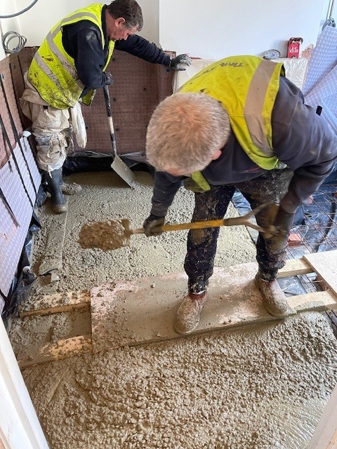 Commercial Concrete Damage in London: Causes, Risks & Repair Solutions 5 Technicians pouring a concrete floor slab